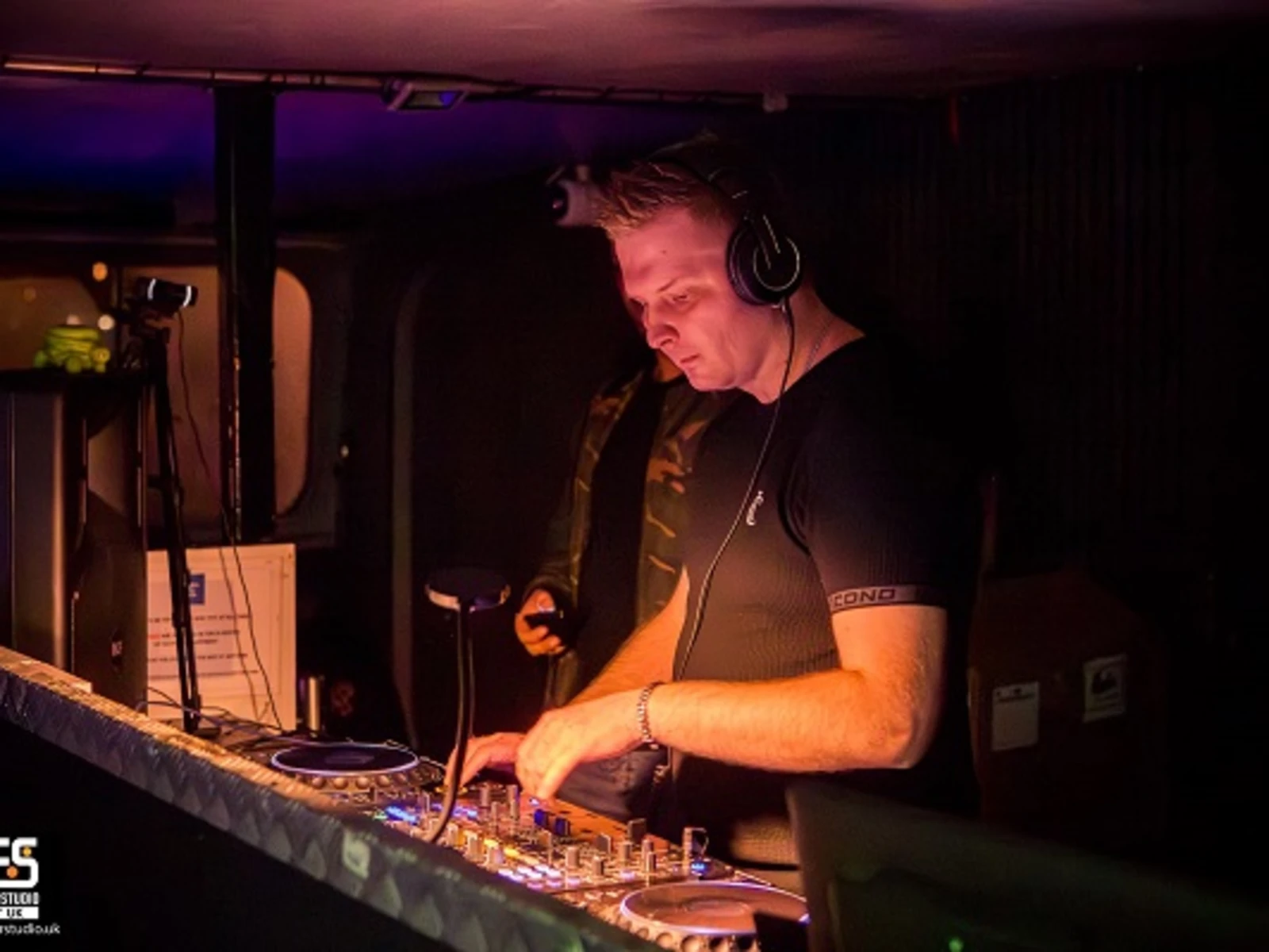 DJ przy konsoli na statku
