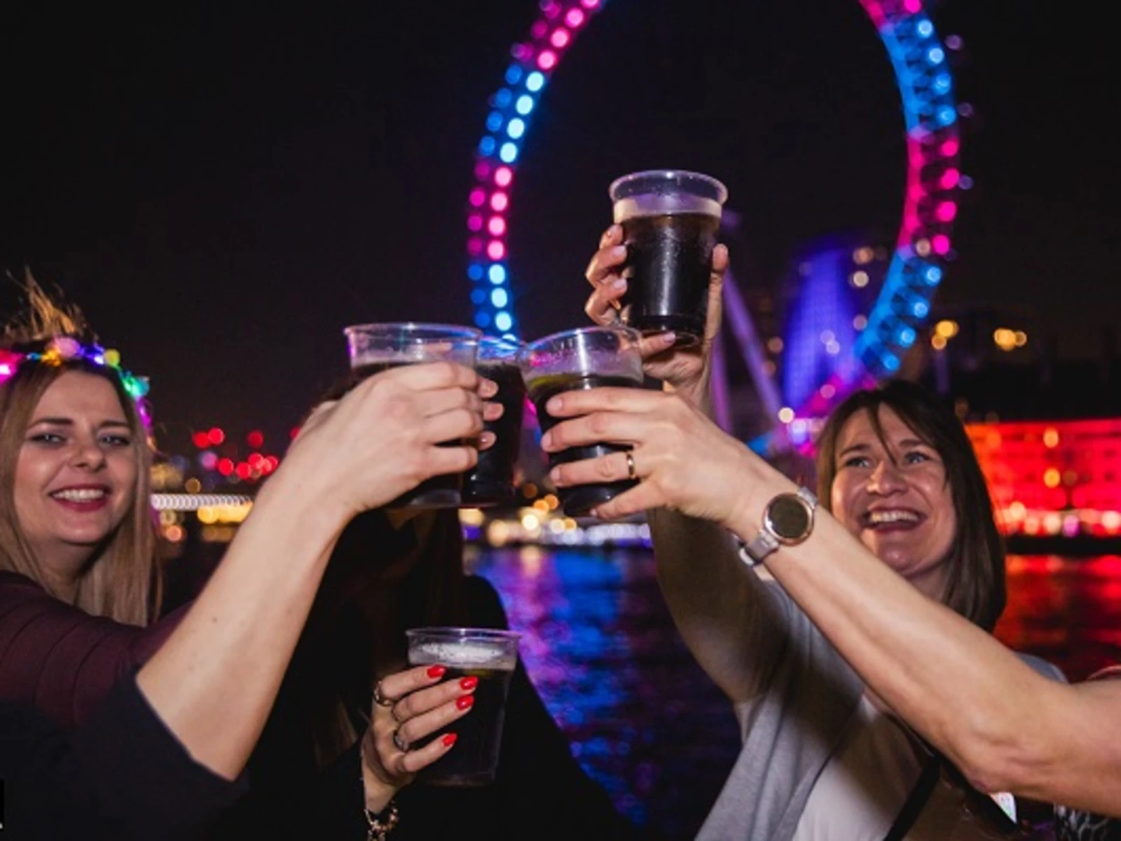 Toast na pokładzie z London Eye w tle