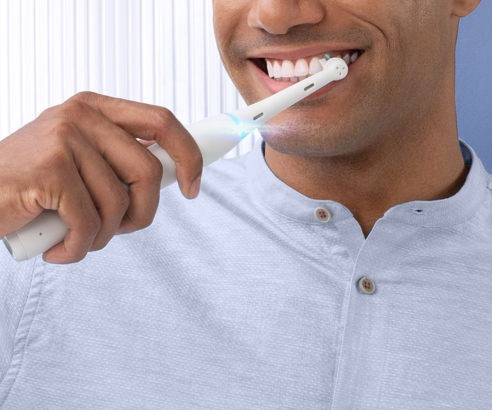 Mann som pusser tennene med elektrisk hvit tannbørste i Oral-B iO 7-serien undefined