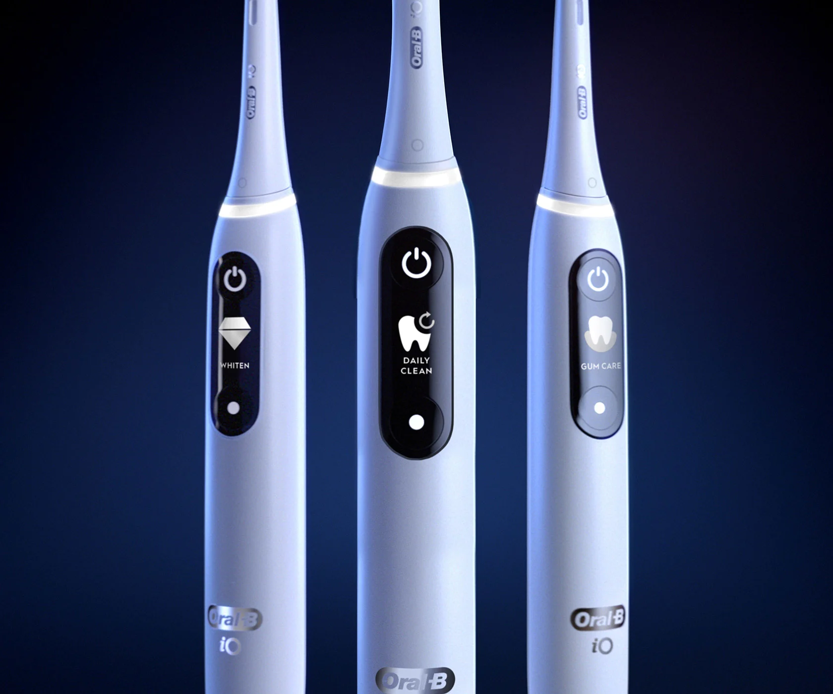 Trio av tannbørster i Oral-B iO 7-serien med forskjellige pusseinnstillinger som vises 