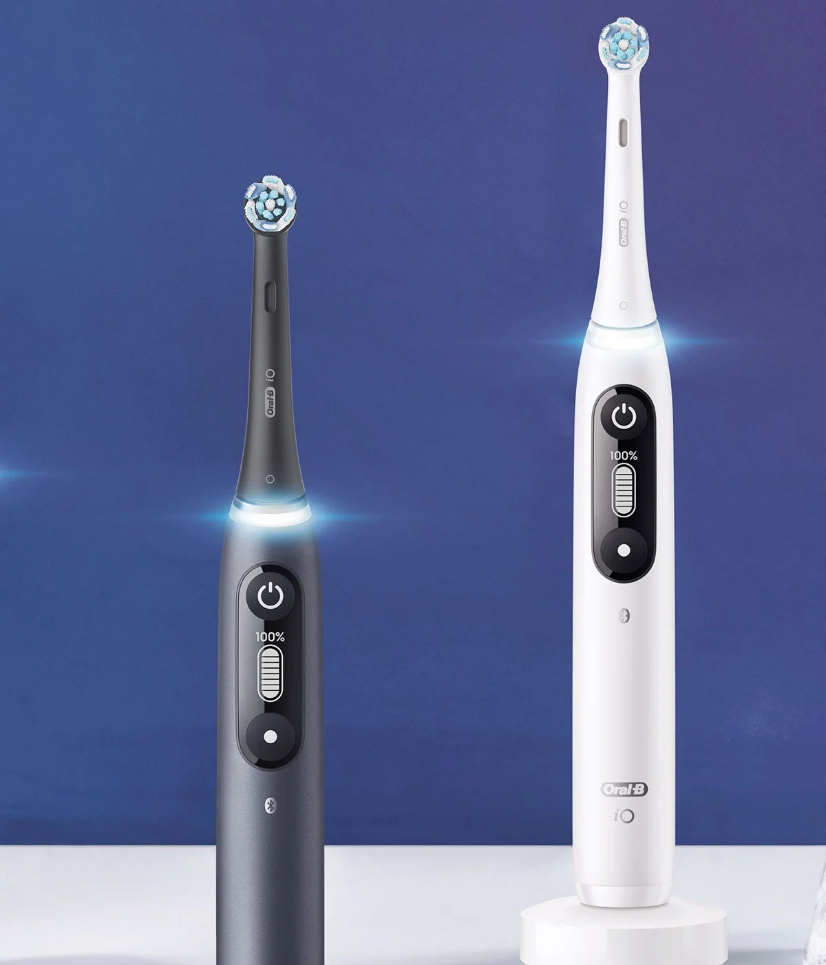 Elektrisk tannbørste i Oral-B iO 8-serien som ligger flatt med solbriller, veske og annet tilbehør 