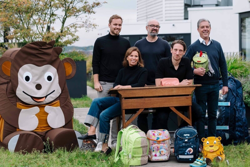 FOND OF Geschäftsleitung zusammen mit Affenzahn, ergobag und satch Produkten auf der Schulbank