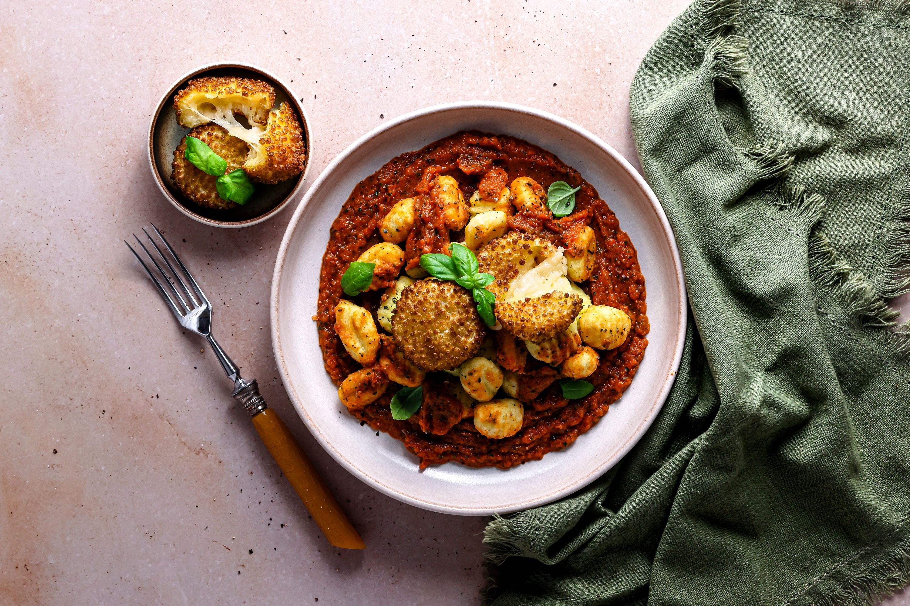 Crunchy Gnocchi mit Knusperminis & Tomaten-Zucchini-Püree