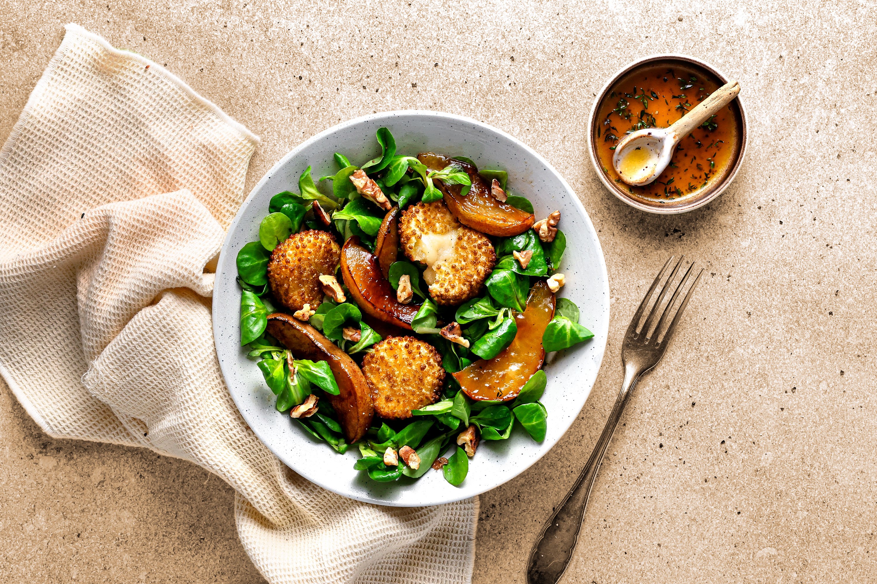 Salat mit karamellisierter Birne, knusprigem Käse & warmem Honig-Dressing - ohne Packshot