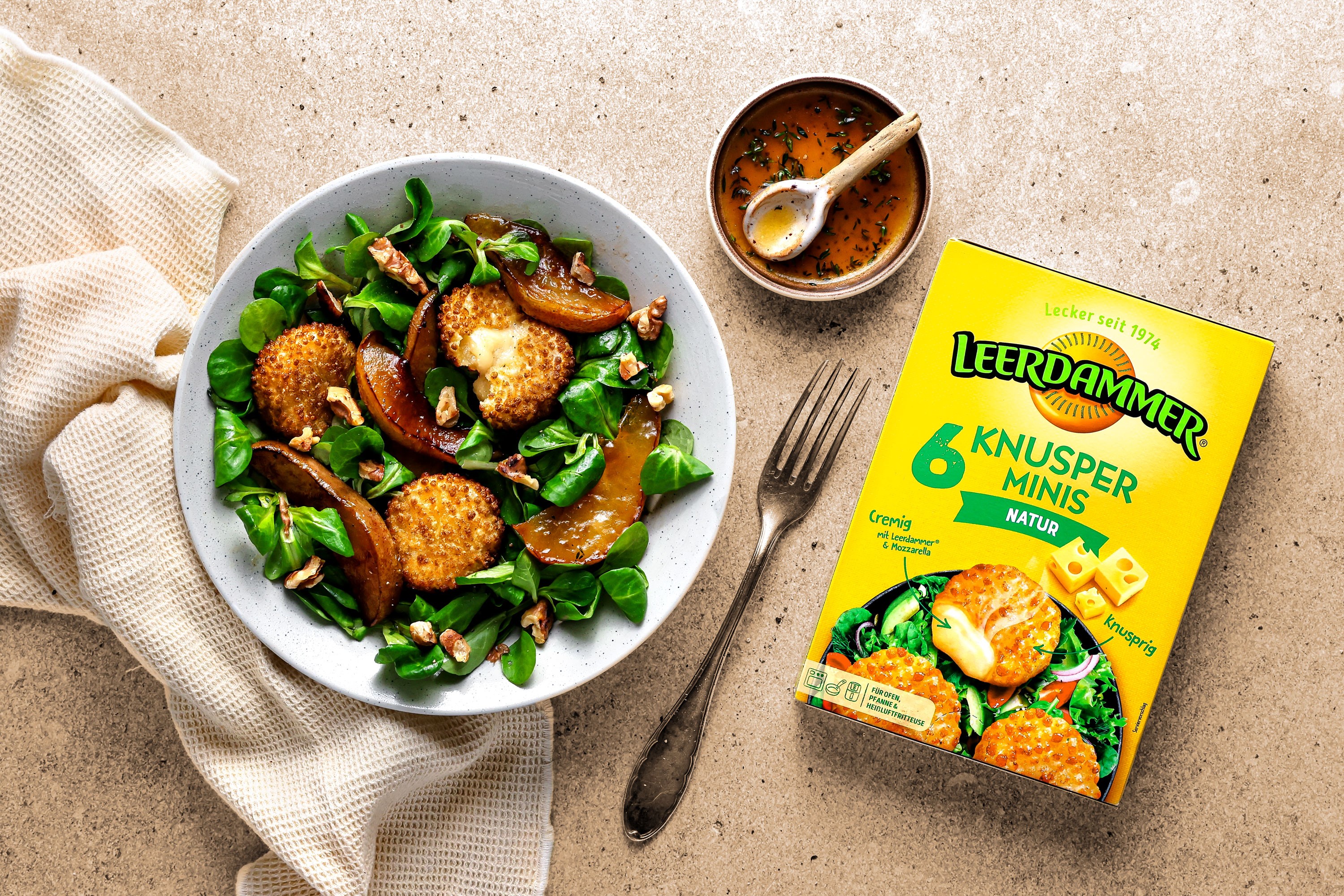 Salat mit karamellisierter Birne, knusprigem Käse & warmem Honig-Dressing