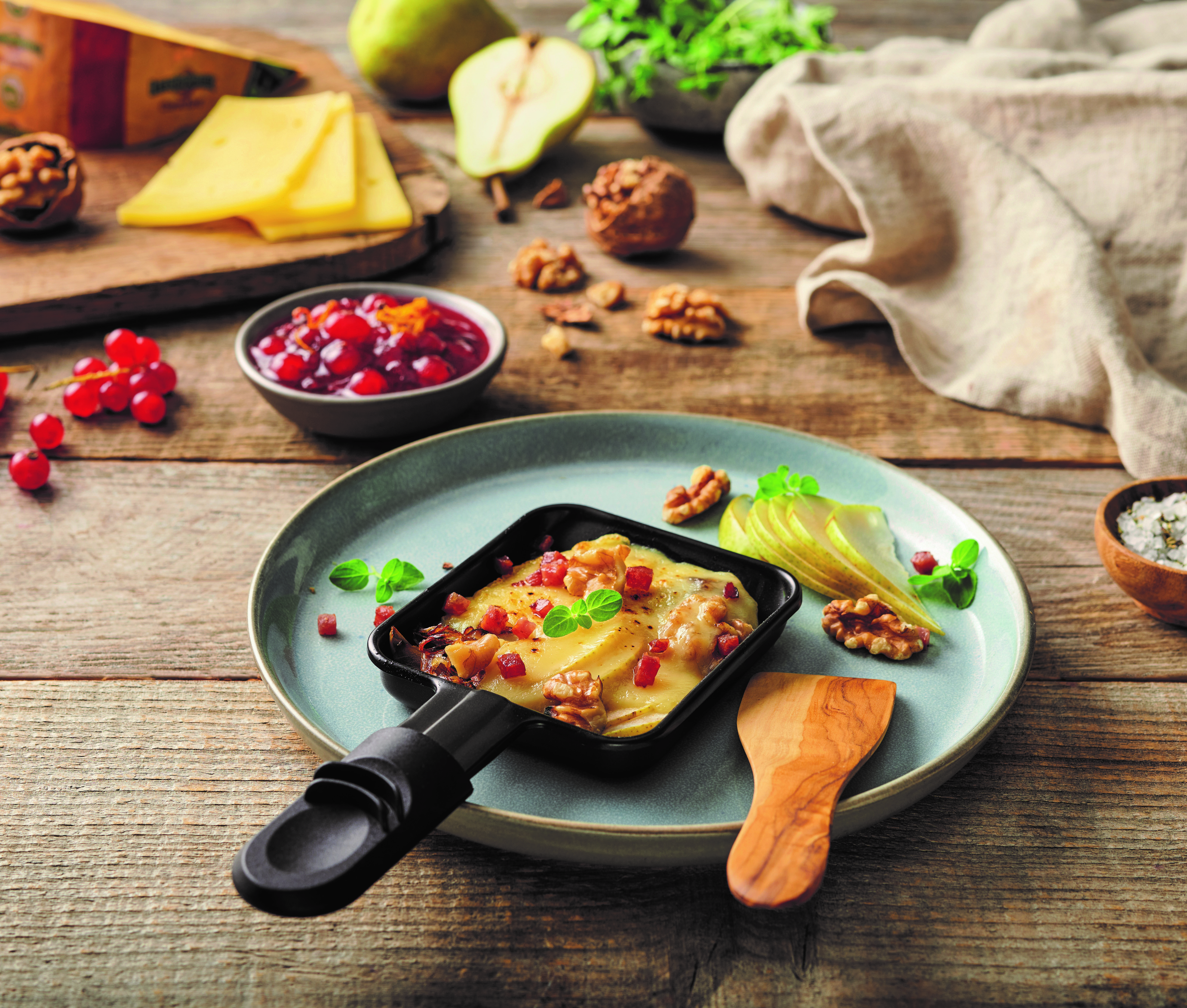 Birnen-Walnusspfännchen mit Schinkenwürfeln