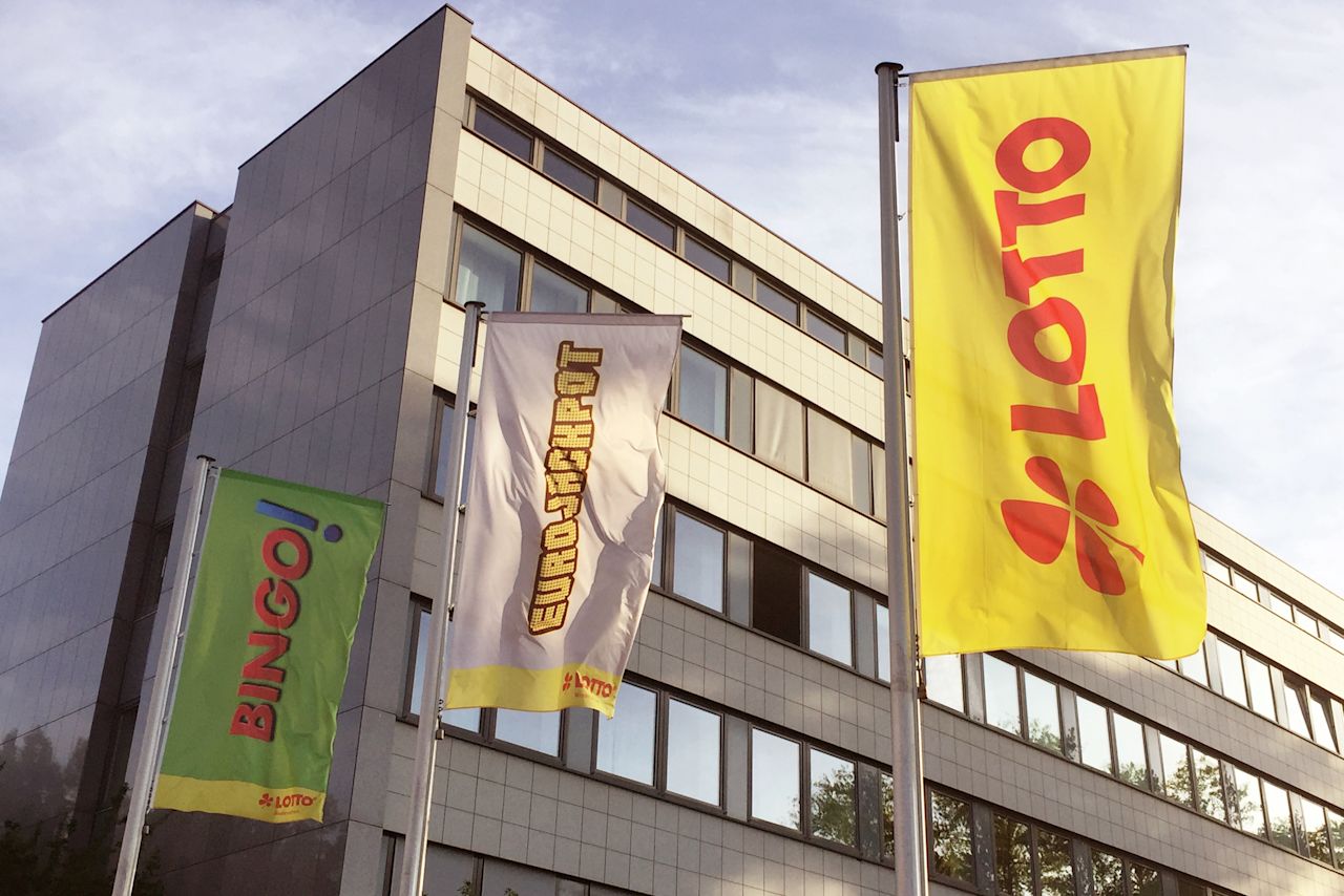 Gebäude LOTTO Niedersachsen mit Fahnen