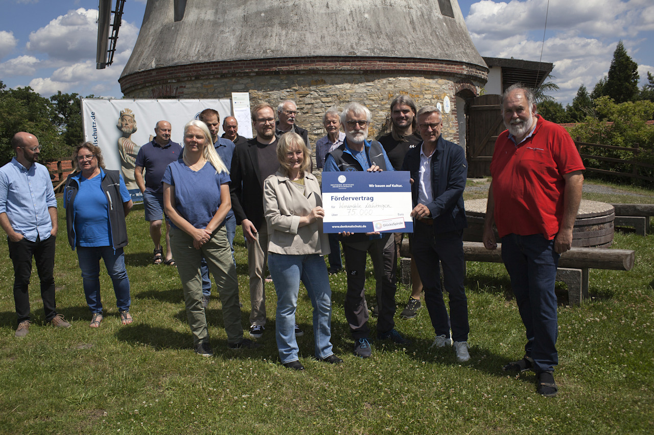 Die Übergabe des Fördervertrags für die Windmühle in Lechtingen.