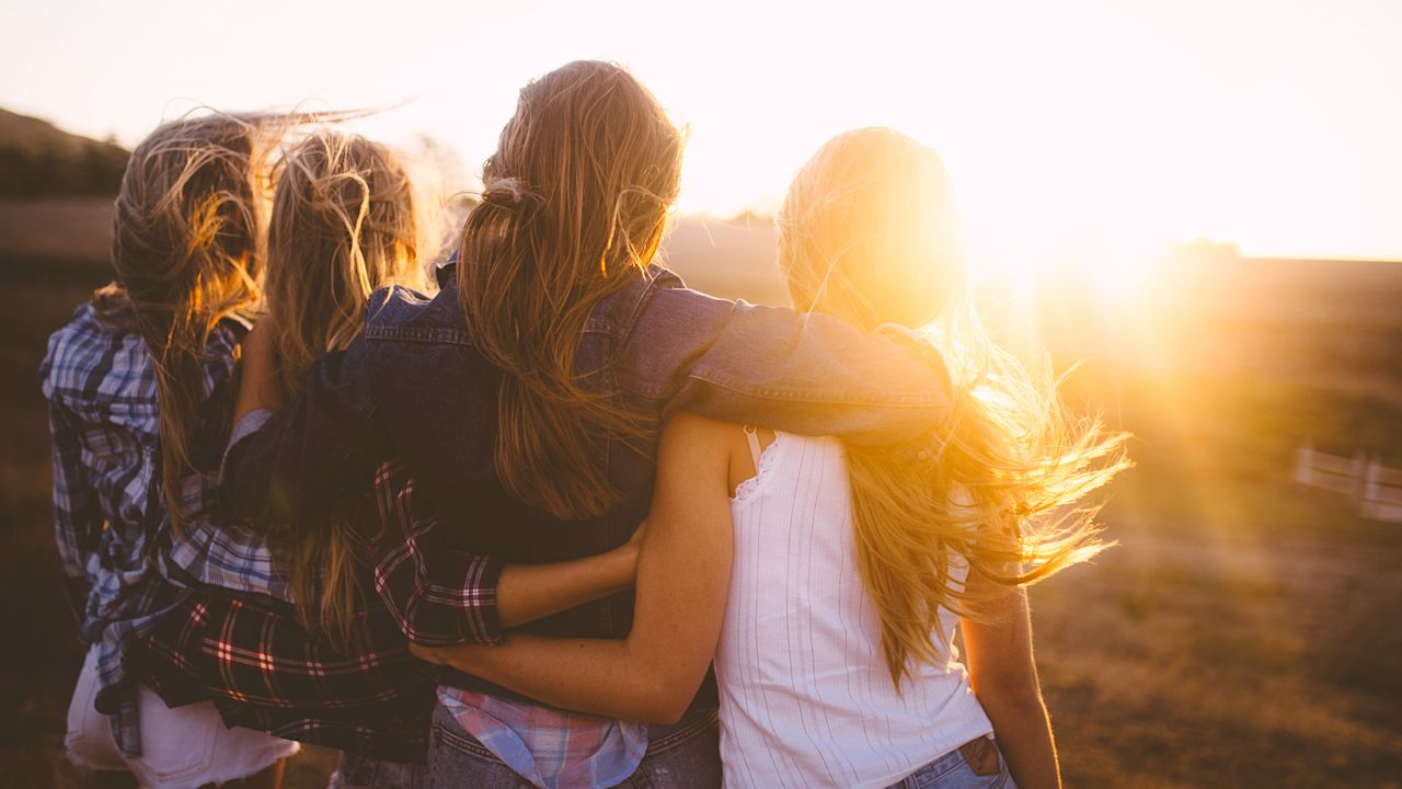 Vier Jugendliche im Sonnenuntergang