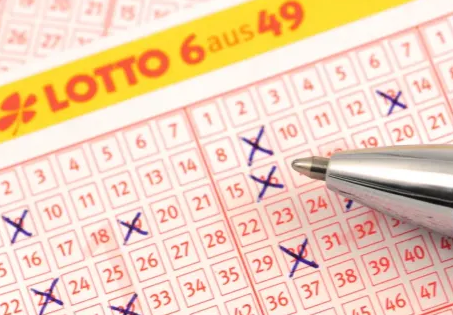 Lottoschein mit gesetzten Kreuzen - Lottogewinn
