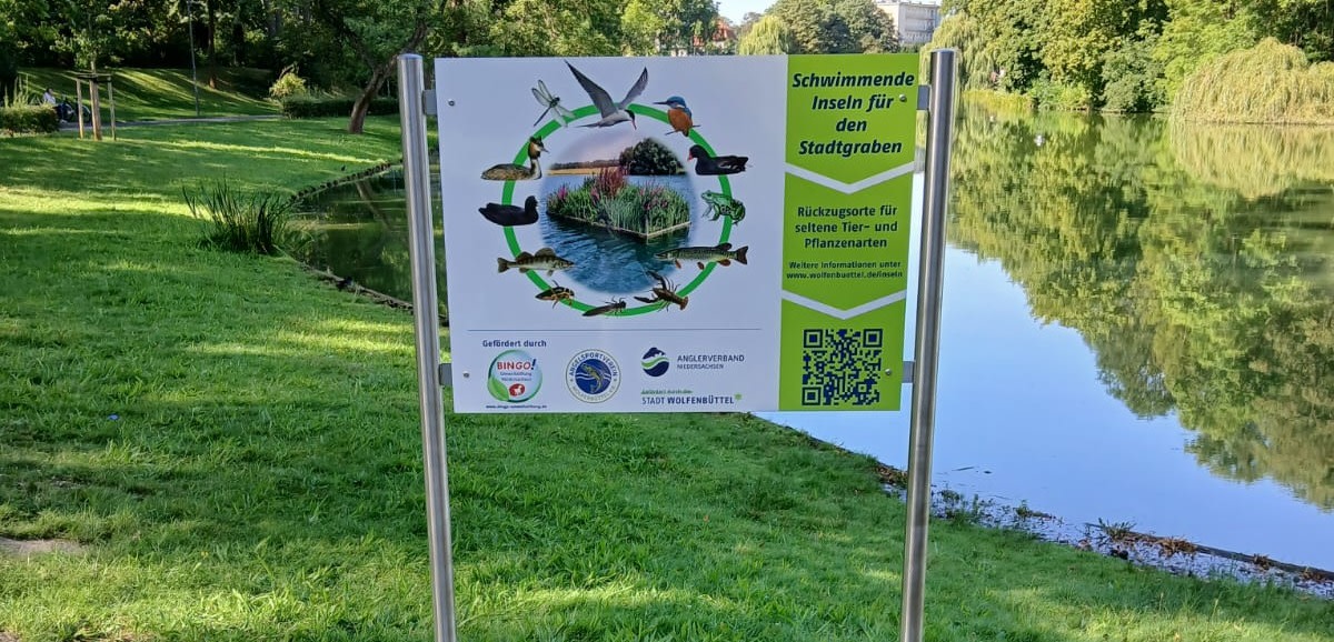 Eine Infotafel informiert zur neu gebauten Schwimminsel.