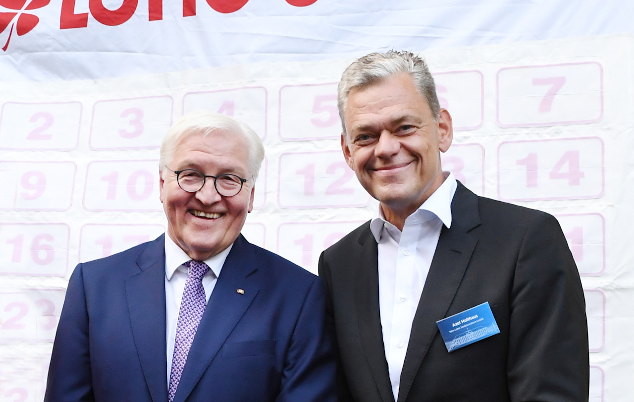 Frank-Walter Steinmeier informiert sich über das gemeinwohlorientierte Lotto-Prinzip (Quelle: El Sauaf).