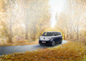 Hintergrundbild Herbstlandschaft mit Auto