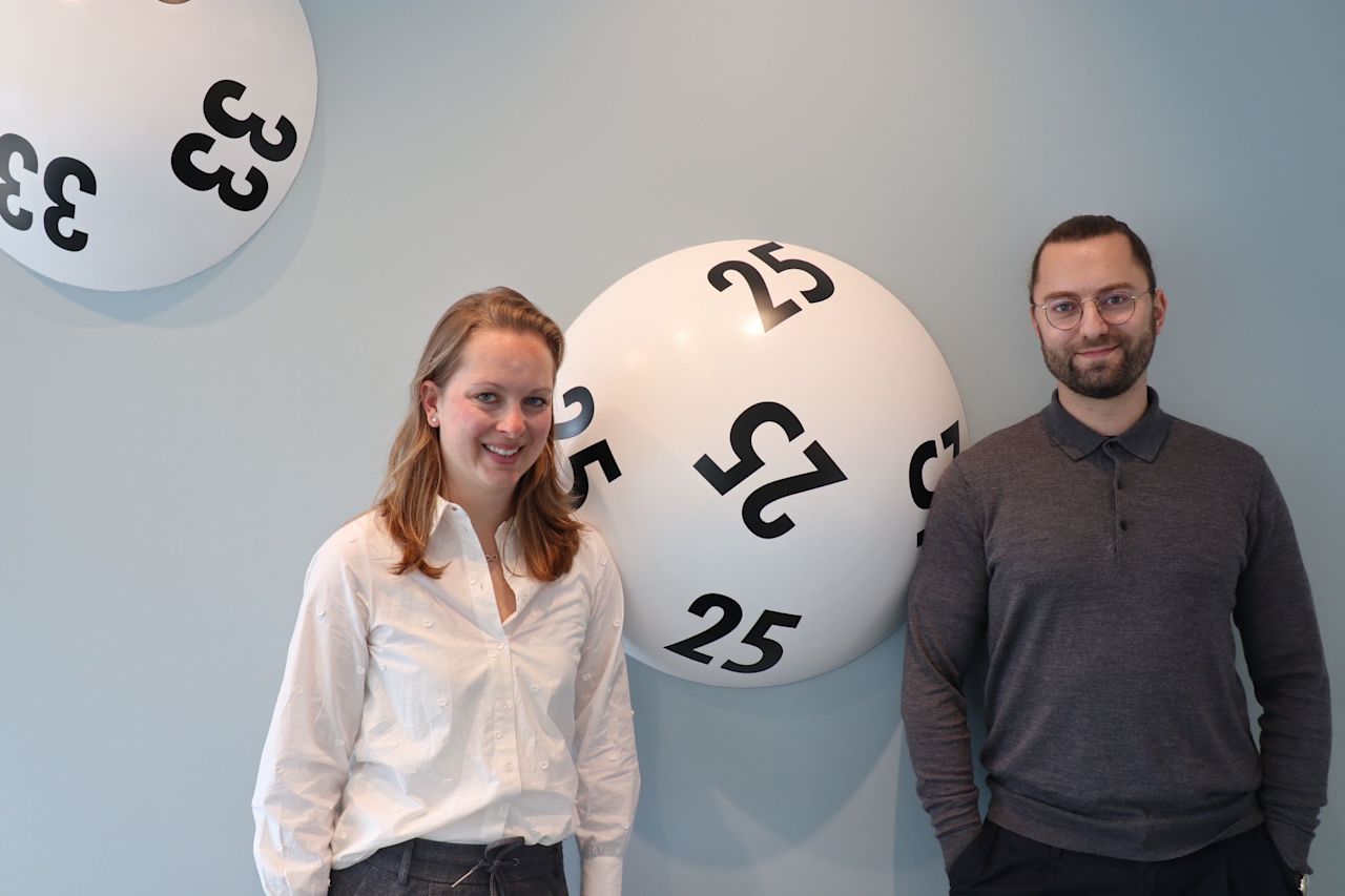 Die Spielerschutzbeauftragten Hannah Strobel und Nico Ludemann (vlnr) von LOTTO Niedersachsen freuen sich über die erfolgreiche Teil-Zertifizierung gemäß der Standards der European Lotteries (EL) für Responsible Gaming.