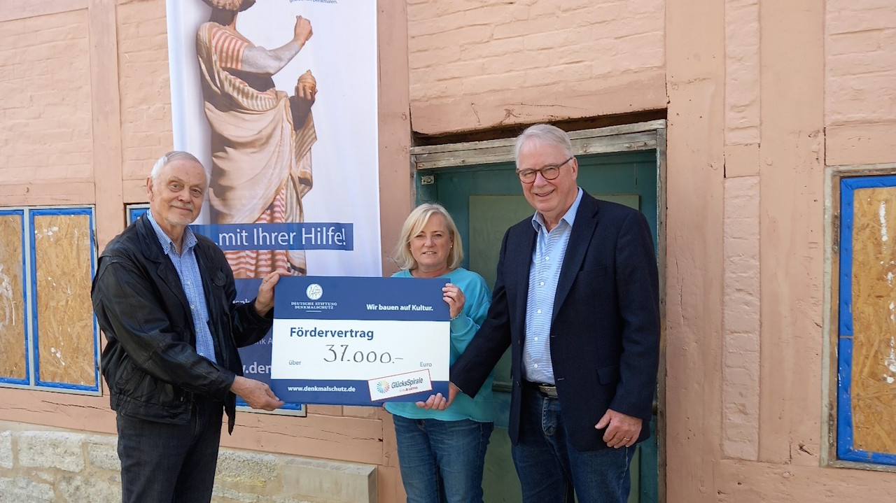 Deutsche Stiftung Denkmalschutz (DSD) als Destinatär der Lotterie GlücksSpirale beteiligt sich an der Dachdeckung des Fachwerkensembles in Wolfenbüttel mit 37.000,00 €.