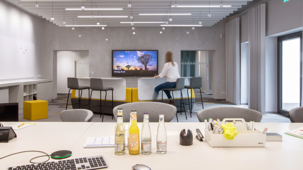 Moderne Büroräume fördern Agilität und vernetztes Arbeiten bei LOTTO Niedersachsen