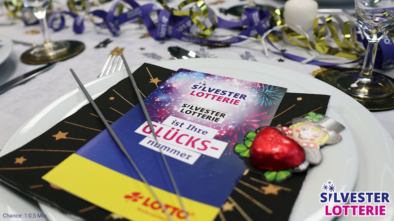 Gedeckter Silvester-Tisch mit Silvesterlotterie-Los