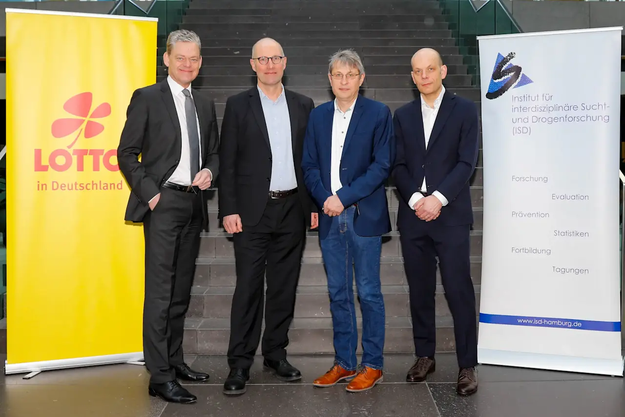 Axel Holthaus, Dr. Ait Stapelfeld, Dr. Jens Kalke und Dr. Sven Buth (v.l.n.r.) haben die Ergebnisse des Glücksspiel-Surveys 2023 in Berlin vorgestellt und aus Sicht der 16 im DLTB zusammengeschlossenen Landeslotteriegesellschaften eingeordnet (Bildquelle: Banganz).