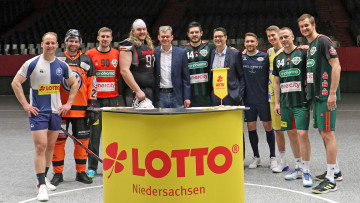 Bild verschiedener Sportler sowie den LOTTO Niedersachsen Vorständen Axel Holthaus und Sven Osthoff