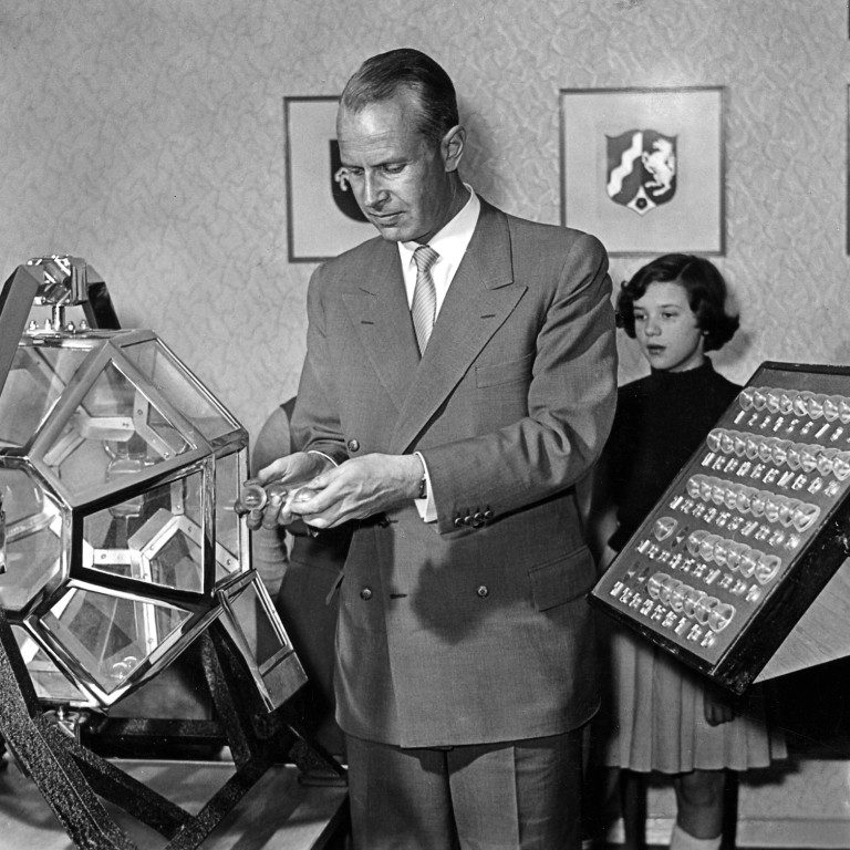 Bild der ersten Ziehung der Lottozahlen im Jahr 1956