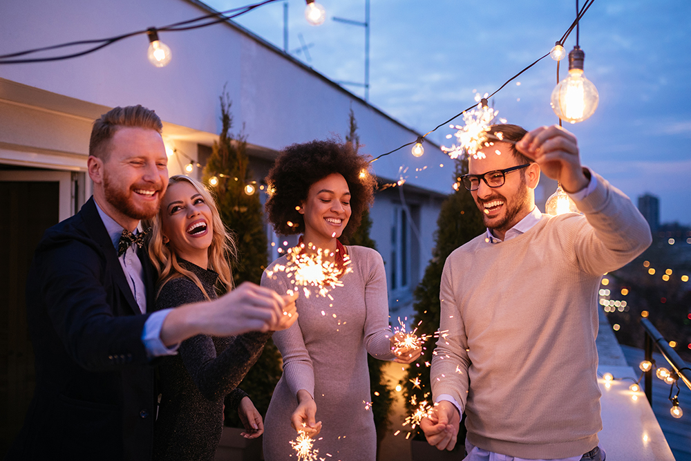 Menschen feiern Silvester auf einem Balkon
