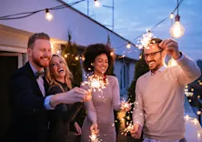 Menschen feiern Silvester auf einem Balkon