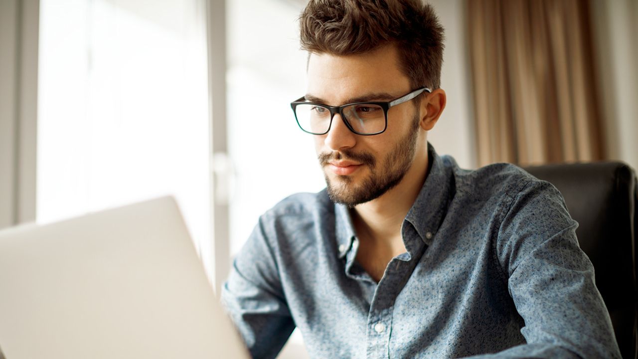 Junger Mann am Laptop