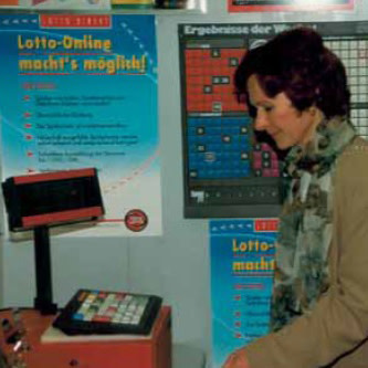 Bild einer Lotto-Annahmestelle aus dem Jahr 1995 – Lotto-Online wird dort beworben.