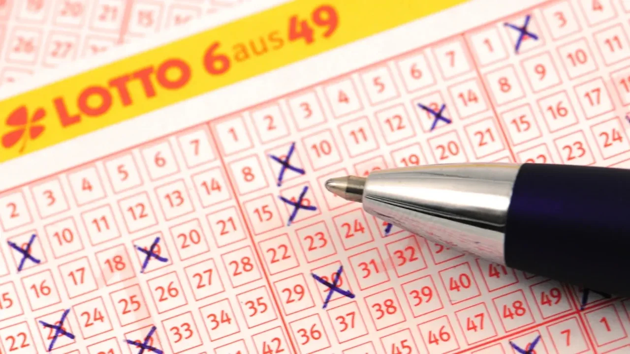 Spielschein von LOTTO 6au49 mit angekreuzten Gewinnzahlen
