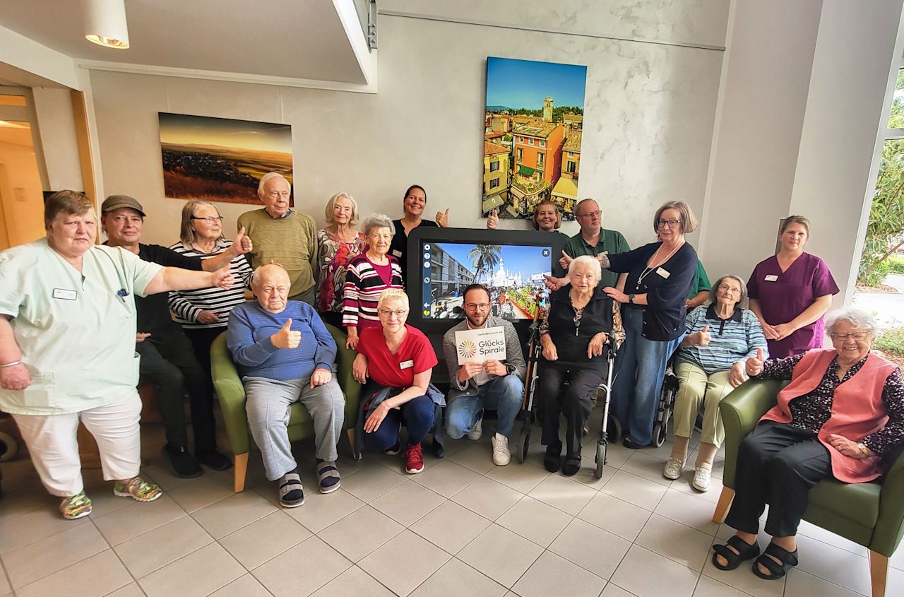 Senioren freuen sich über ihren neuen "Care Table".