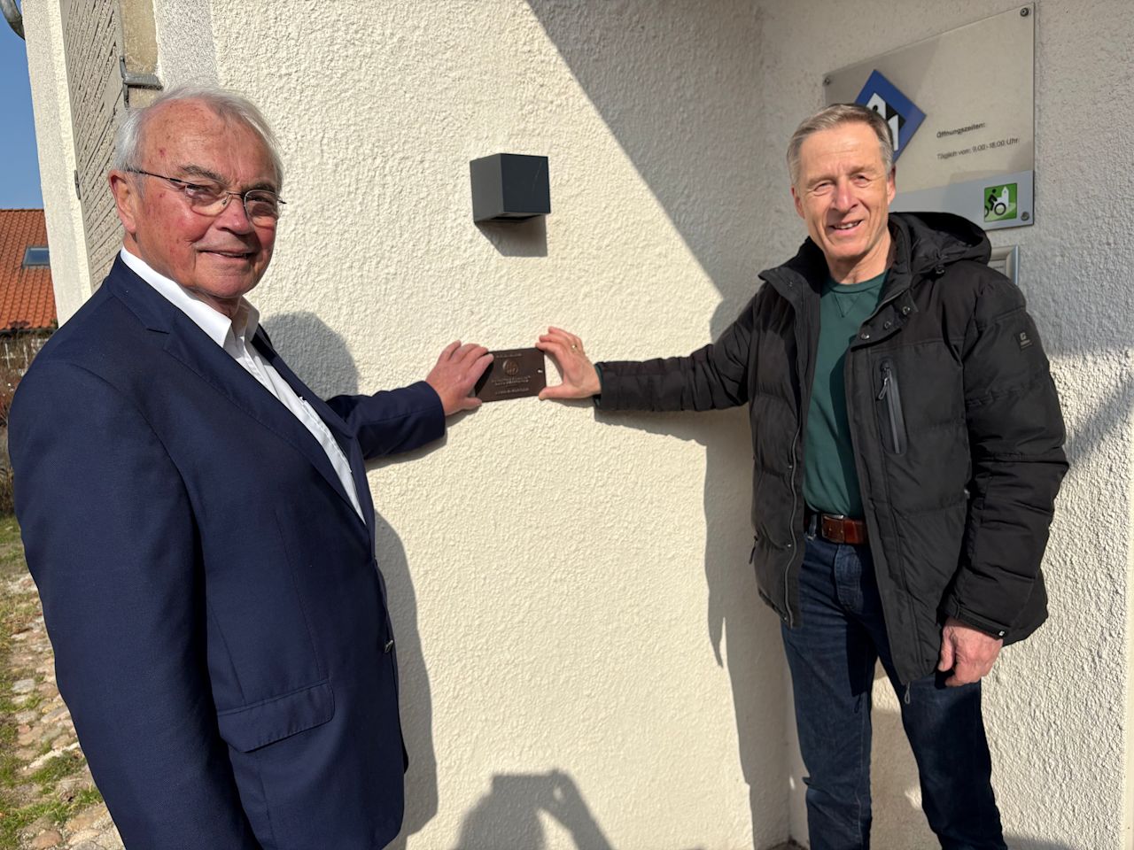 Die Bronzetafel mit der Aufschrift "Gefördert durch die DSD mit Hilfe der GlücksSpirale“