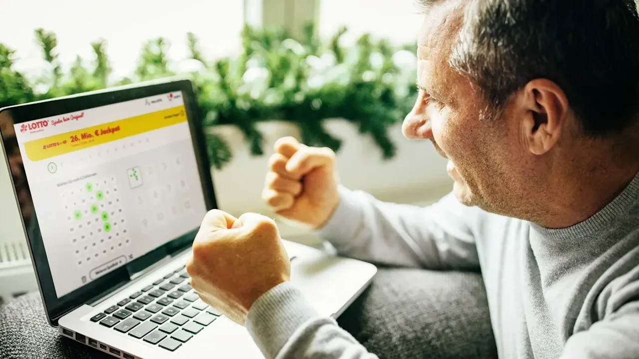 Ein Kunde von LOTTO Niedersachsen freut sch über einen Gewinn