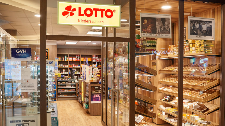 Blick in einen beleuchteten Kiosk, der auch eine LOTTO Niedersachsen-Annahmestelle ist.