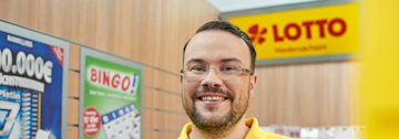 Ein lächelnder Mann in seiner Annahmestelle