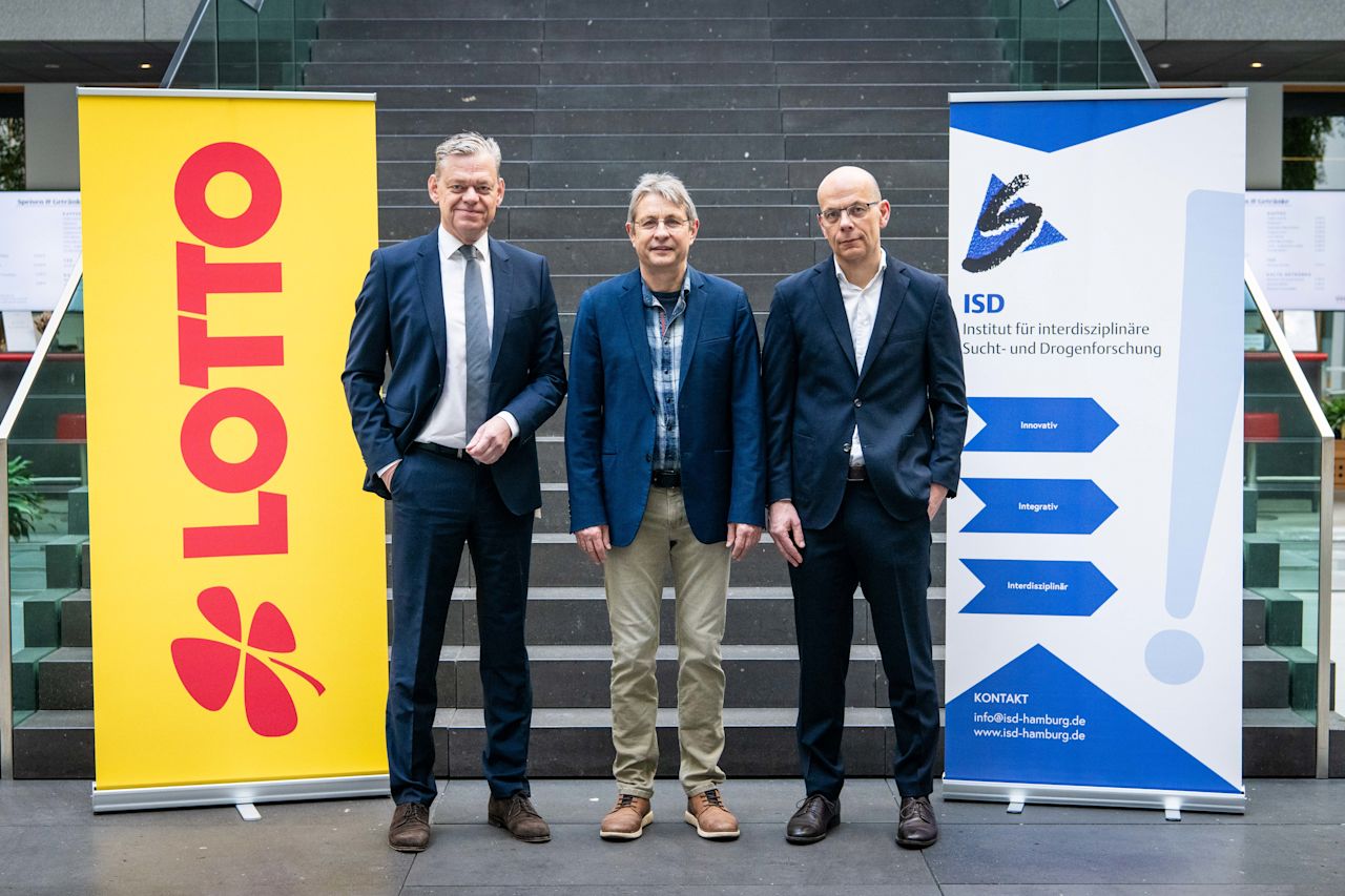 v.l.n.r. Axel Holthaus, Geschäftsführer von LOTTO Niedersachsen und Vorsitzender der AG Spielerschutz und Prävention im DLTB, Dr. Jens Kalke (ISD), Dr. Sven Buth (ISD) im Laufe der Pressekonferenz (Foto: Stefan Gloede)
