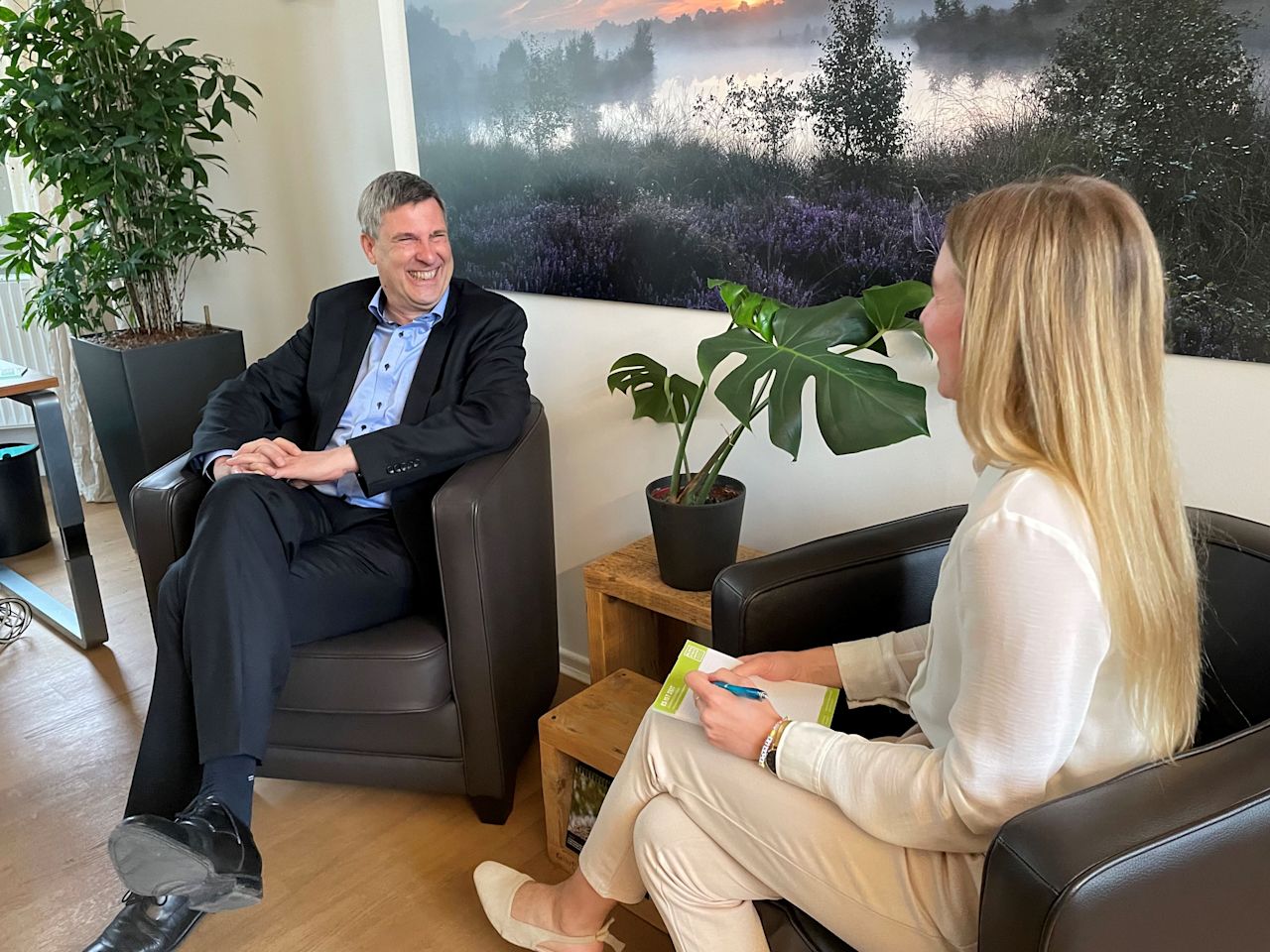 Karsten Behr, Geschäftsführer der Niedersächsischen Bingo-Umweltstiftung im Gespräch mit Lorine Grelle von LOTTO Niedersachsen