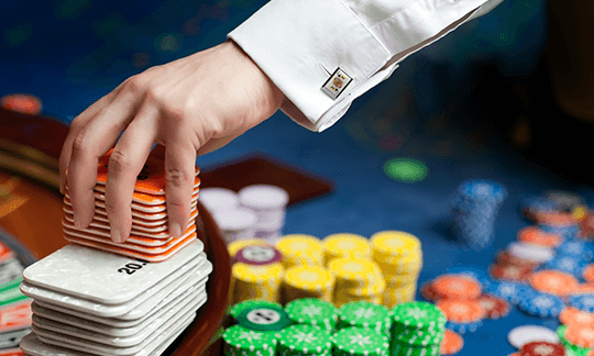 How to play poker against the dealer