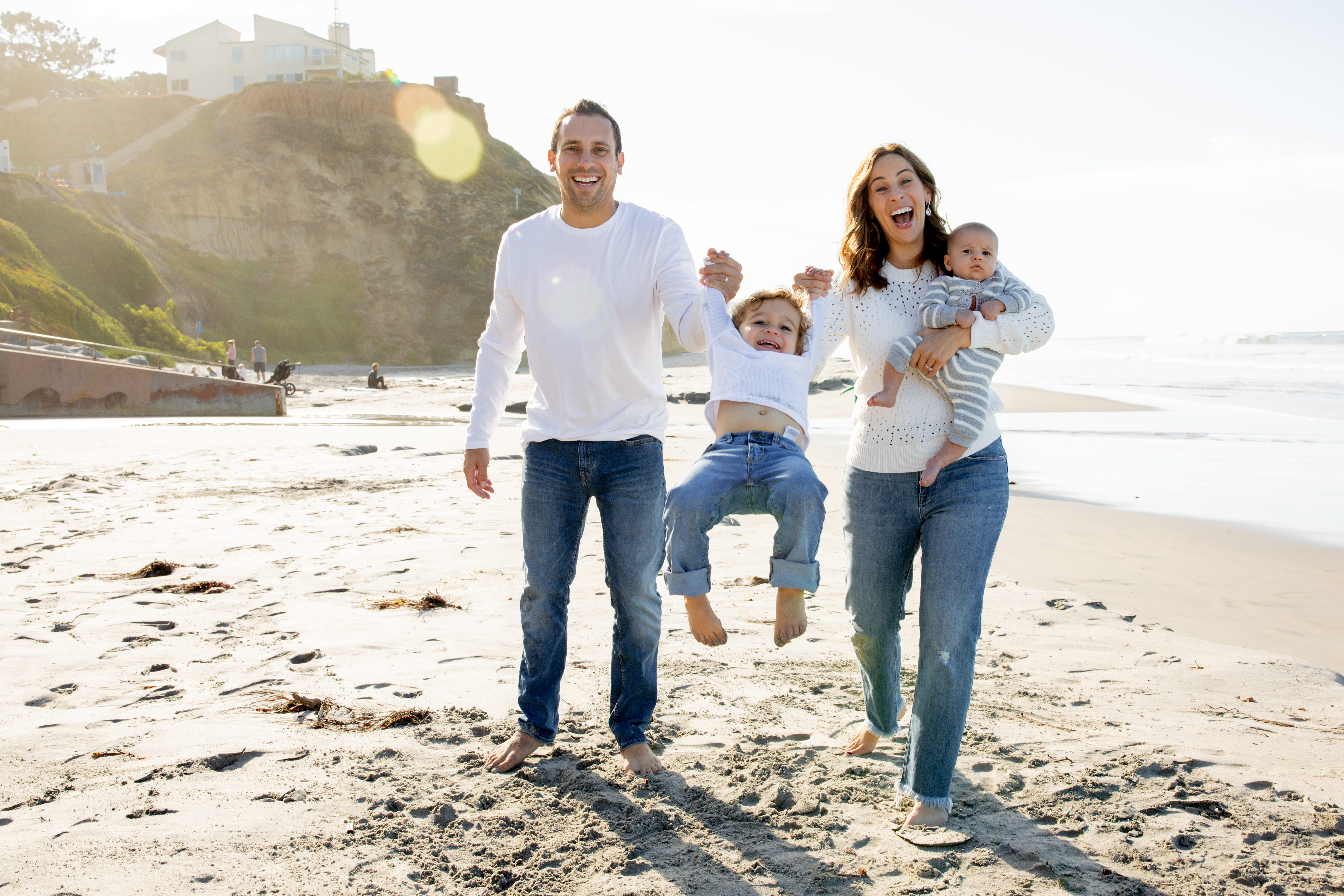 Summer Shoott family photo outfits in breathable neutral clothing.