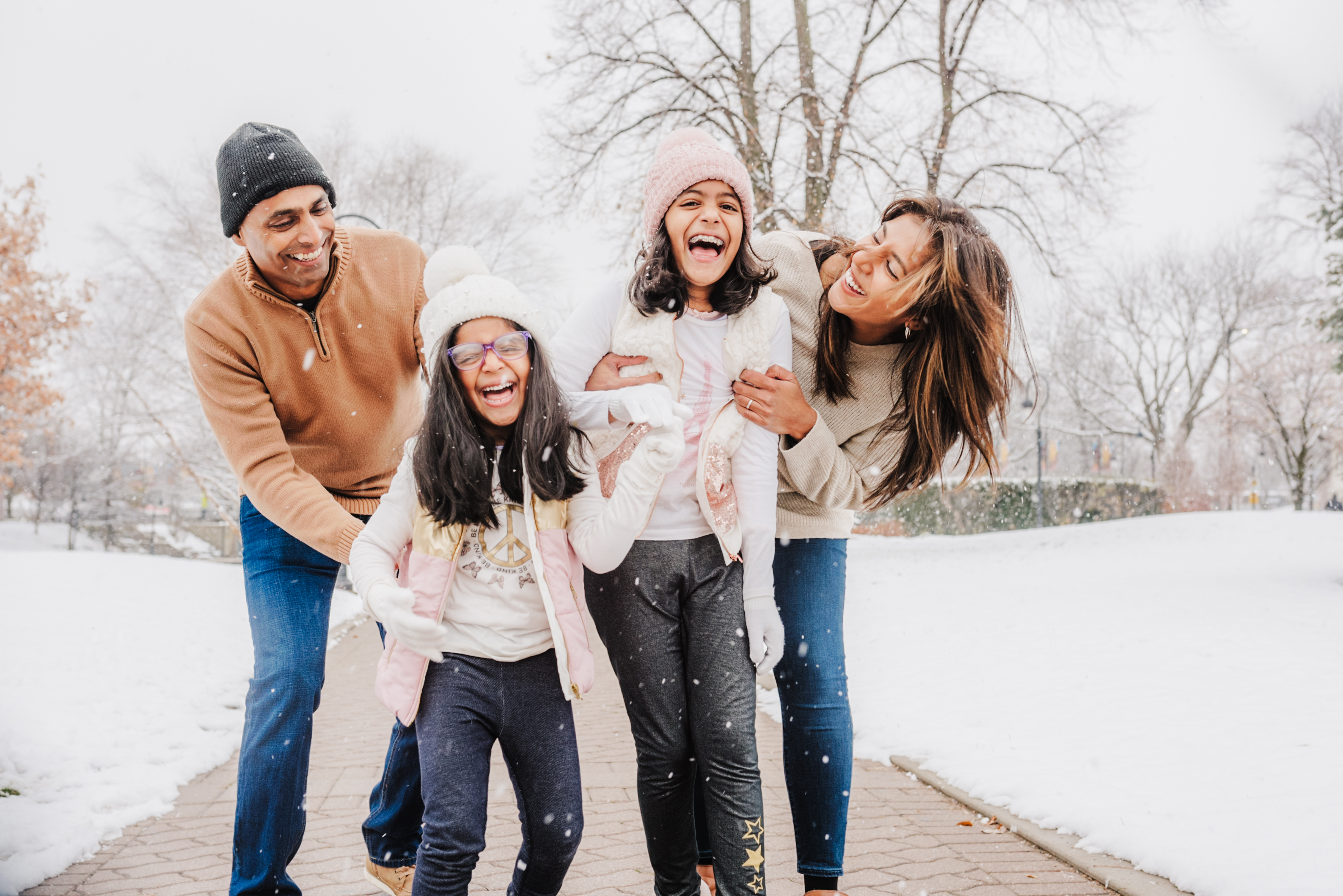 Winter Shoott family photo outfits with coordinated coats and scarves.