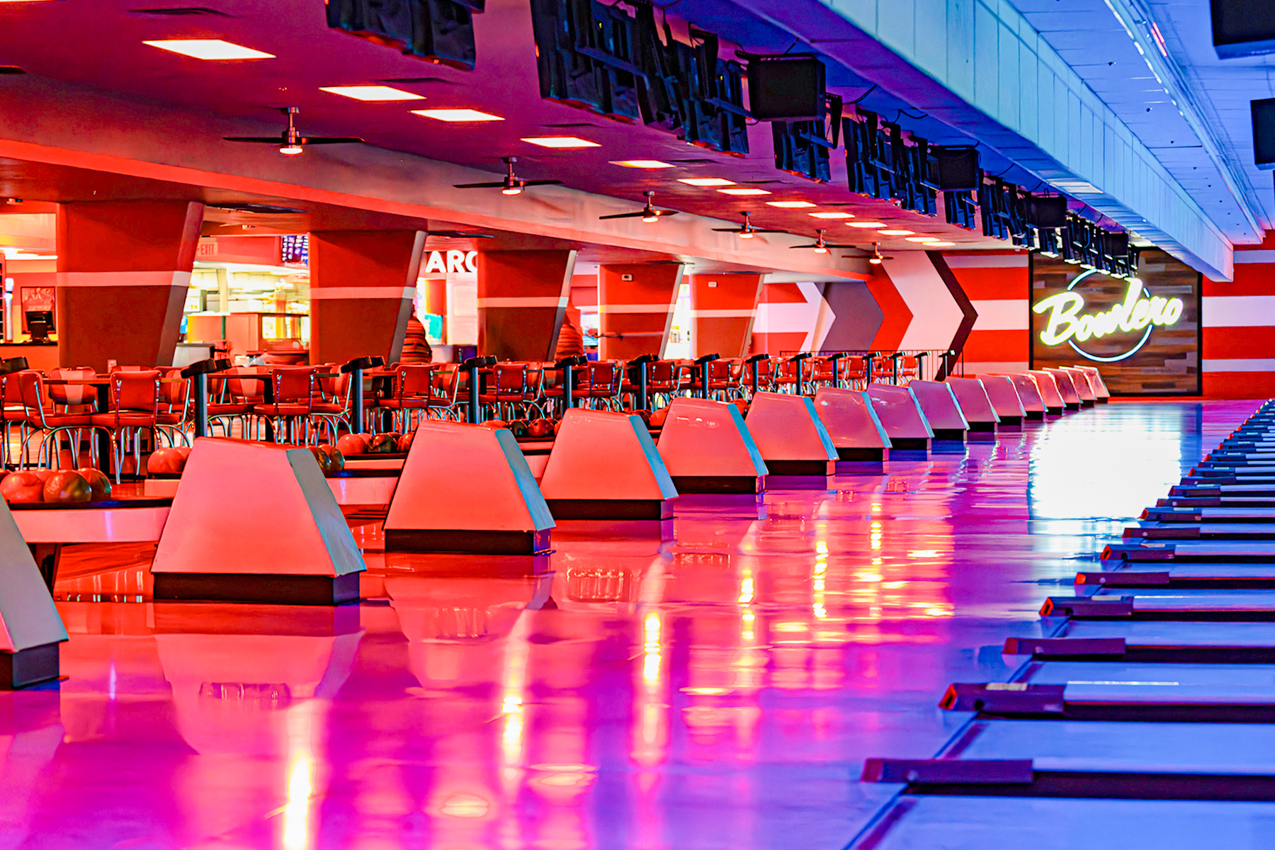 Beautiful bowing center with lots of lanes
