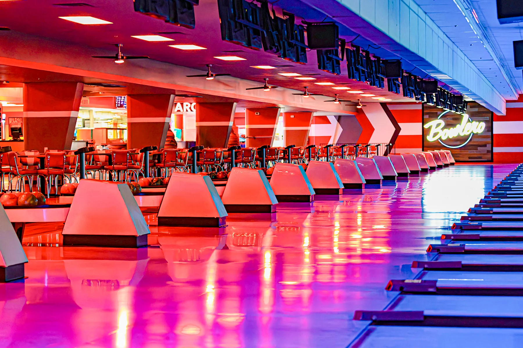 Beautiful bowing center with lots of lanes