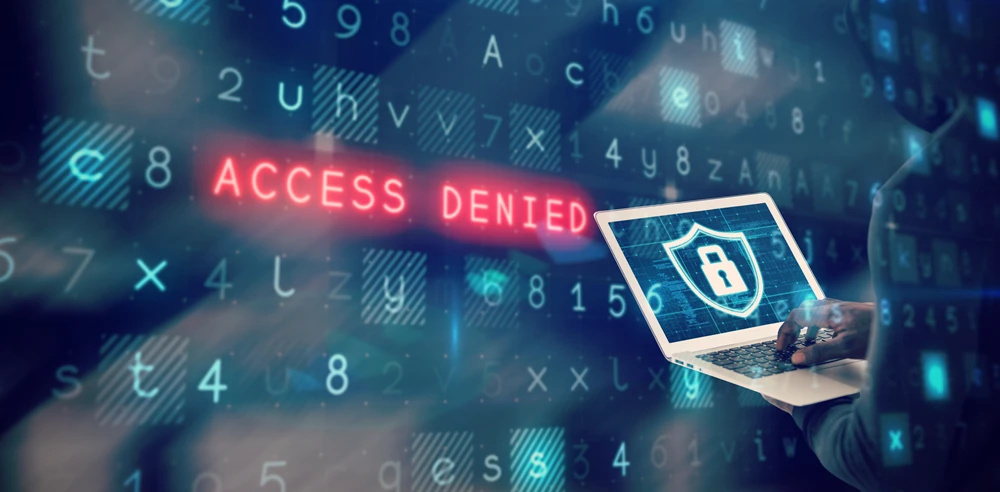 ACCESS DENIED 문구와 방패 자물쇠 화면의 노트북으로 표현한 접근 차단 이미지