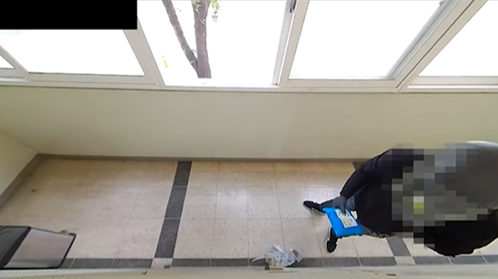 택배를 훔쳐가는 음식 배달기사, 현관 CCTV에 딱 걸렸다!