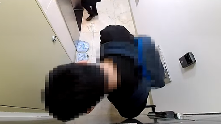 이웃집을 방문한 사람의 불편한 관심