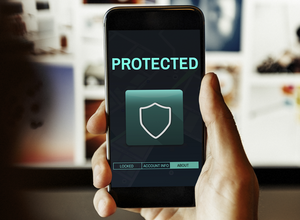 PROTECTED 문구와 방패 아이콘이 표시된 스마트폰 보안 화면