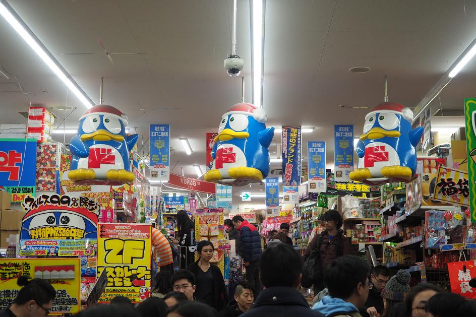 常到日本旅遊的人，不管是到關東、關西、九州或北海道，想必對於唐吉軻德（ドン・キホーテ）這個名字都是耳熟能詳。這家連鎖企業（ホールディングス）最知名的就是旗下的零售店「激安殿堂（激安の殿堂）」。販...