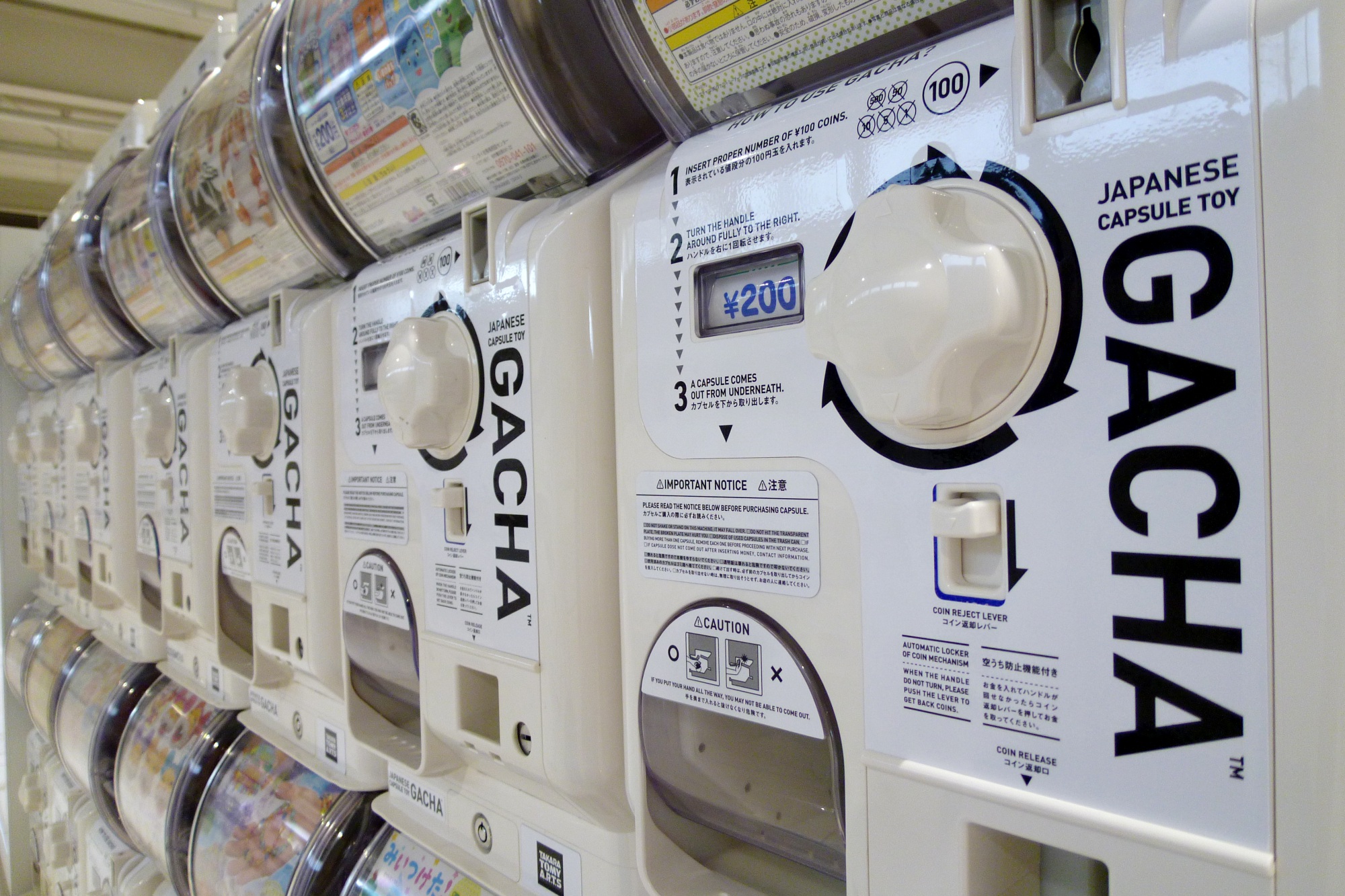 到日本旅遊的旅人，可能都有一份屬於自己的必買清單，有人會大肆採購日系愛牌，有人喜歡去藥妝店儲備保養品，有人偏好購買零嘴小吃嚐鮮填肚，除此之外，能夠輕巧取得、又能激起挑戰慾望的「扭蛋」也不容錯過。...