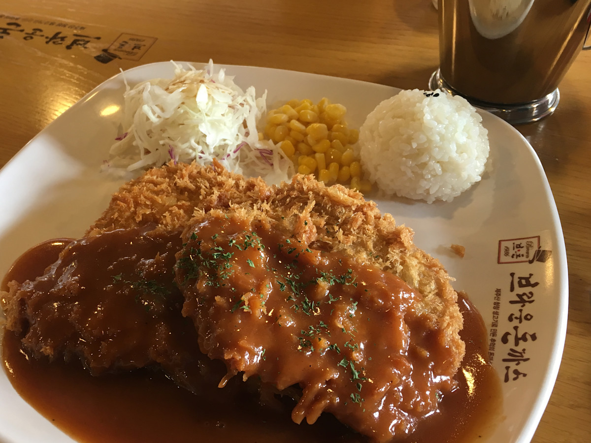 韓國日常可見的炸豬排（돈까스）也來自於日語的「とんかつ」
