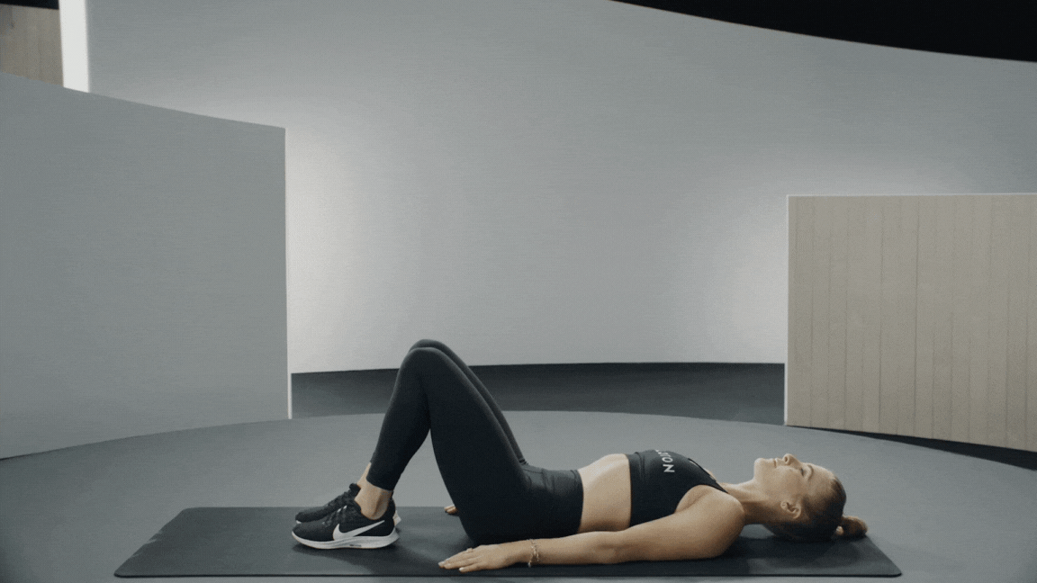 Peloton instructor Rebecca Kennedy demonstrates a bicycle crunch oblique exercise