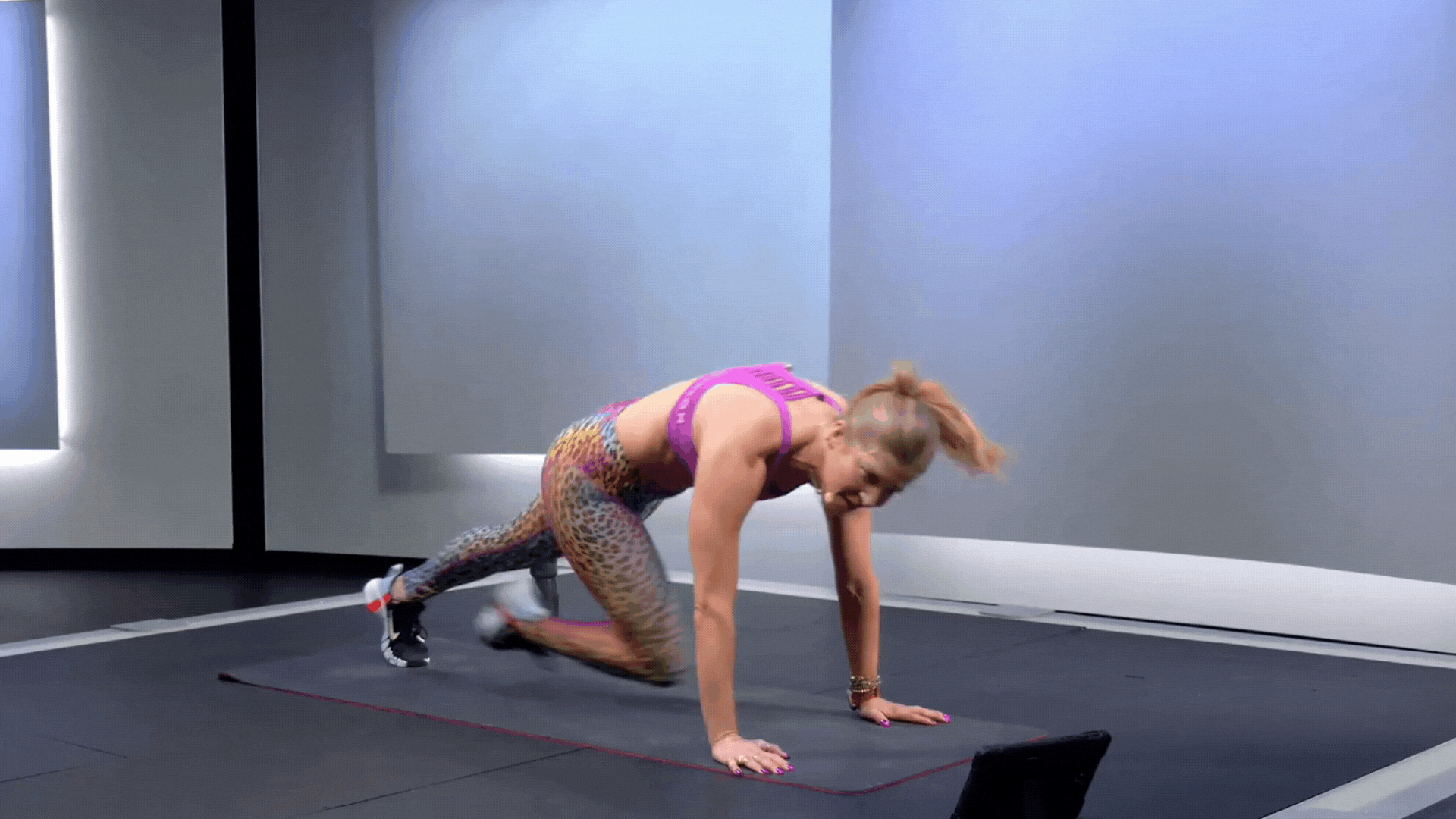 Rebecca Kennedy doing mountain climbers